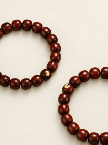 Zitan Bracelet, 10 mm Fine-Fleck Barrel Beads — detail view