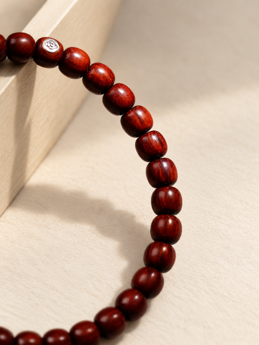 Zitan Bracelet, 6.5 mm Mud Grain — detail view